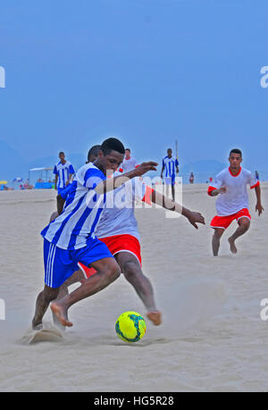 Spiel des Fußballs an der Copacabana in Rio De Janeiro Brasilien Stockfoto