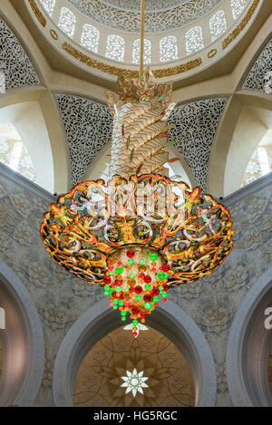 Einer der Kronleuchter schmücken die Hauptgebetshalle, Sheikh-Zayed-Moschee, Abu Dhabi, Vereinigte Arabische Emirate Stockfoto