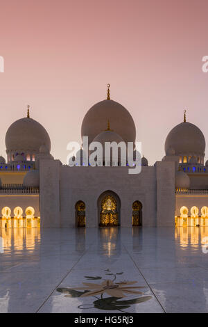 Sheikh-Zayed-Moschee bei Sonnenuntergang, Abu Dhabi, Vereinigte Arabische Emirate Stockfoto