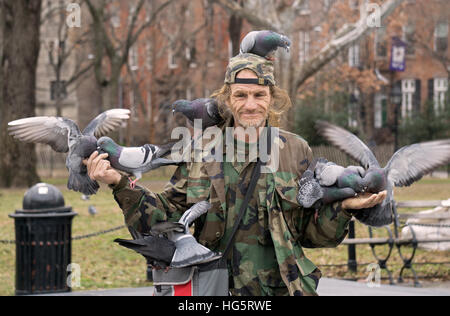 Porträt von Larry Birdman, Tauben im Washington Square Park in New York City füttert. Stockfoto