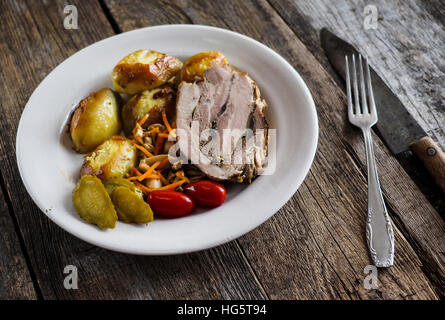 Hackbraten mit Bratkartoffeln, eingelegte Pilze, Cherry-Tomaten und Gurken. Selektiven Fokus Stockfoto