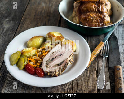 Hackbraten mit Bratkartoffeln, eingelegte Pilze, Cherry-Tomaten und Gurken. Selektiven Fokus Stockfoto