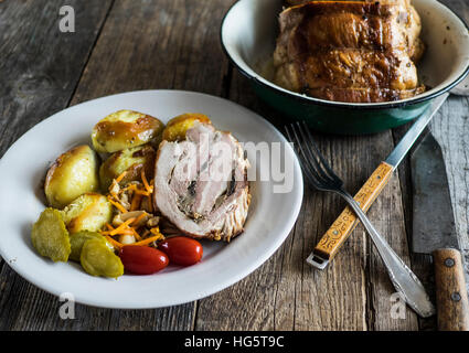 Hackbraten mit Bratkartoffeln, eingelegte Pilze, Cherry-Tomaten und Gurken. Selektiven Fokus Stockfoto