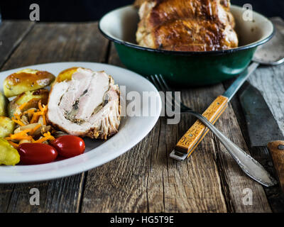 Hackbraten mit Bratkartoffeln, eingelegte Pilze, Cherry-Tomaten und Gurken. Selektiven Fokus Stockfoto