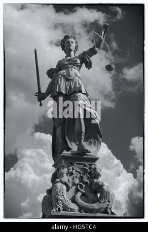 Alte Ansichtskarte aus der Statue der Justitia in Frankfurt Am Main, Deutschland Stockfoto