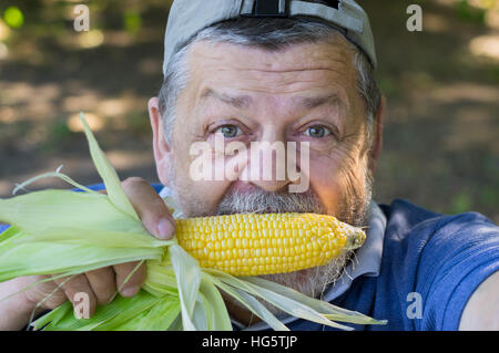 Porträt eines senior Selfie beim knabbern lecker Mais Ohr machen Stockfoto