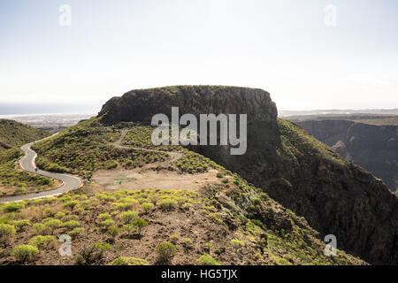 Blick vom Macizo de Amurga mit Blick auf den Barranco de Fataga, einer der vulkanischen Berge auf Gran Canaria. Stockfoto