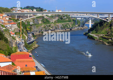 Ponte Infante, Maria-Pia-Brücke und St. Johns Brücke über Fluss Douro in Porto, Portugal. Menschen sind nicht erkennbar. Stockfoto