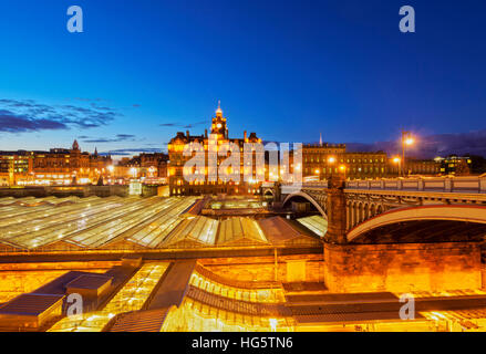 Schottland, Lothian, Edinburgh, UK, Twilight Blick über den Bahnhof Waverley in Richtung Balmoral Hotel. Stockfoto