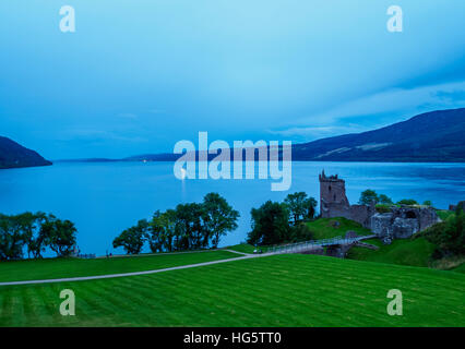 UK, Schottland, Highlands, Twilight-Blick auf das Urquhart Castle und Loch Ness. Stockfoto