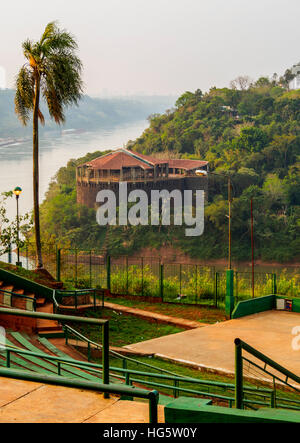 Argentinien, Misiones, Puerto Iguazu, Blick auf The Triple Frontier, dem Rio Parana mit Rio Iguaçu verbindet. Stockfoto