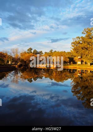 Argentinien, Provinz Buenos Aires, San Antonio de Areco, Ansicht des Flusses Areco bei Sonnenuntergang. Stockfoto