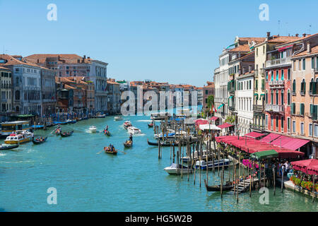 Venedig, Italien-August 17, 2014:Gondolas und Boote Verkehr am Canale Grande in Venedig an einem Sommertag. Stockfoto