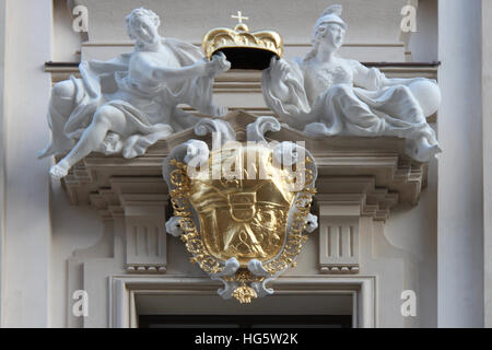 Modellierte Allegorien und Wappen oben ein Fenster an der Fassade des Hauses Liechtenstein in Wien (Österreich). Stockfoto