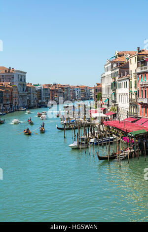 Venedig, Italien-August 17, 2014:Gondolas und Boote Verkehr am Canale Grande in Venedig an einem Sommertag. Stockfoto