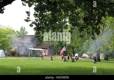 Reenactors neu eine Glorreiche Schlacht zwischen den amerikanischen und britischen Armeen an der historischen alten Fort Wayne in Fort Wayne, Indiana, USA. Stockfoto