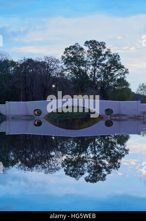 Argentinien, Provinz Buenos Aires, San Antonio de Areco, Twilight Ansicht des Flusses Areco und der alten Brücke. Stockfoto