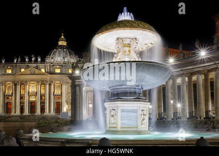 Der sogenannten alte Brunnen ist einer der zwei Twin-Brunnen in dem Petersplatz im Vatikan gelegt. Hier in der Nacht schießen in einer langen Belichtungszeit, th Stockfoto