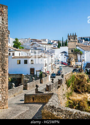 Spanien, Andalusien, Provinz Malaga, Ronda, Iglesia de Nuestro Padre Jesus und Puente Viejo (alte Brücke), über El Tajo Schlucht Stockfoto