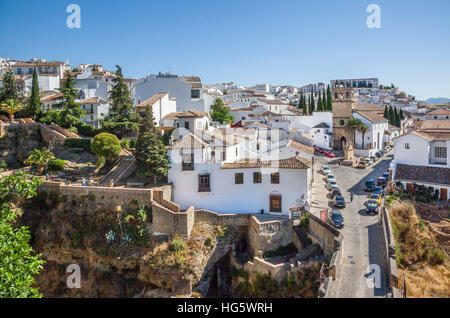 Spanien, Andalusien, Provinz Malaga, Ronda, Puente Viejo, die alte Brücke über El Tajo Schlucht mit Blick auf Iglesia de Nuestro Padre Jesus Stockfoto