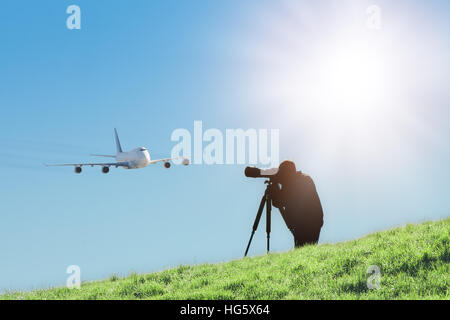 Silhouette der Spotter Fotografen aufnehmen von Fotos Verkehrsflugzeug zu landen. Flugzeug oder Flugzeug-spotting ist ein hobby Stockfoto