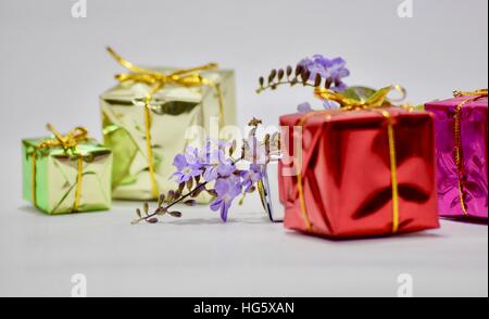 Nahaufnahme von Geschenken und lila Blüten Stockfoto