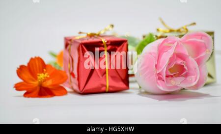 Nahaufnahme von Geschenk und rosa rose Stockfoto