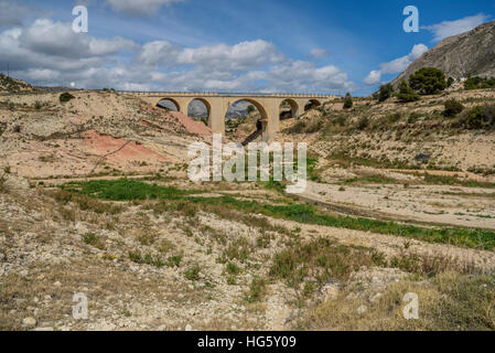 Brücke über den ausgetrockneten Amadorio Fluss, Villajoyosa, Alicante, Costa Blanca, Spanien Stockfoto