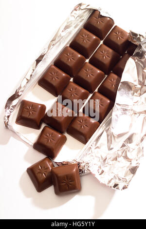 Tafel Schokolade Stücke in Aluminium Folie wrapper Stockfoto