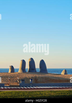 Uruguay, Maldonado Abteilung, Punta del Este, Playa Brava, La Mano(The Hand), eine Skulptur des chilenischen Künstlers Mario Irarrazabal. Stockfoto