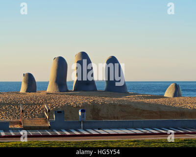 Uruguay, Maldonado Abteilung, Punta del Este, Playa Brava, La Mano(The Hand), eine Skulptur des chilenischen Künstlers Mario Irarrazabal. Stockfoto