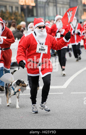 Lauf Santa Lauf (Lauf, Santa, Lauf): Versuch, einen Weltrekord für das größte Weihnachtsmann-Rennen am 16. Dezember Stockfoto