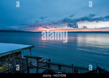 Die Sonne geht hinter den Puget Sound im Winter. Stockfoto