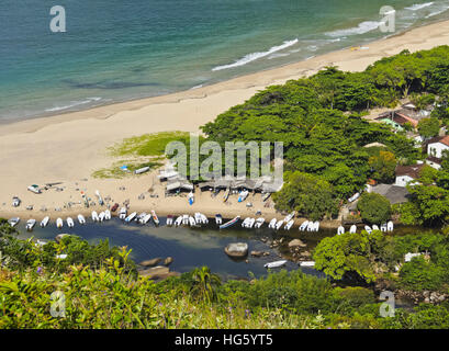 Brasilien, Bundesstaat Sao Paulo, Ilhabela Island, erhöhten Blick auf den Strand in Bonete. Stockfoto