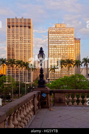 Brasilien, Bundesstaat Sao Paulo, São Paulo, Blick auf den Anhangabau Park und Gebäude in der Innenstadt. Stockfoto
