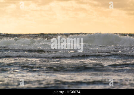 Stürmische Wellen an der Ostsee, Estland Stockfoto