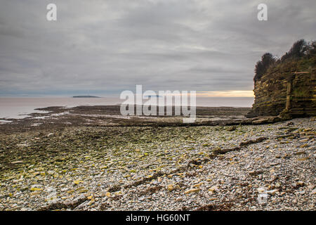 Flaches Holm und steilen Holm von Lavernock Point Beach gesehen. Stockfoto