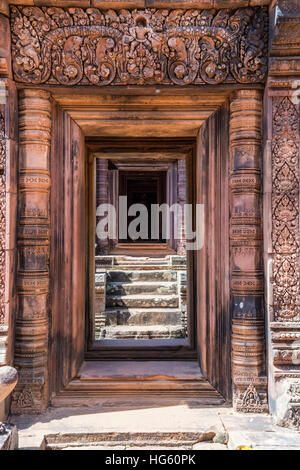 Schätze der alten Angkor und die Ruinen des Tempels Banteay Srei Stockfoto