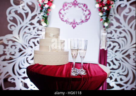 Glas Sekt ein Kuchen Zeitmessung Hochzeit Foto Zone. Stockfoto