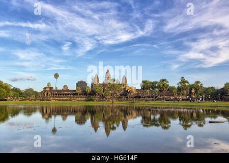 Kambodschanische Wahrzeichen Angkor Wat mit Spiegelung im Wasser am Sonnenuntergang. Siem Reap, Kambodscha Stockfoto