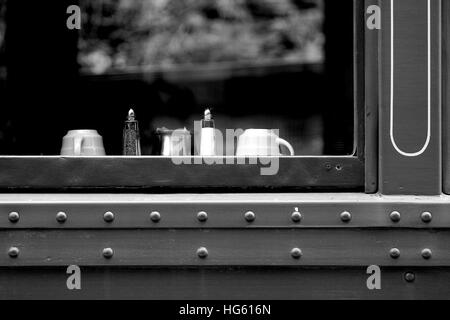 Feine Kunst Stillleben von Tischdekoration in Zug Autofenster Stockfoto