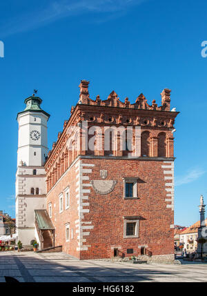 Gotische Rathaus mit Uhrturm und Renaissance Dachboden in der alten Stadt Sandomierz, Polen Stockfoto