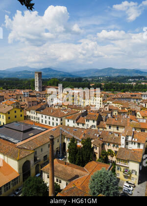 Blick über Lucca, Italien mit der Basilika von San Frediano im Hintergrund. Stockfoto