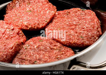 Hamburger Burger Patty Fleisch. Fast Food, Runde frisches rohes Rindfleisch, Uniform, Hamburgerpatties, Frikadellen, Hamburger, Form, Formen, Stockfoto