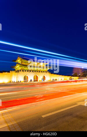 Bunte Lichtstreifen von Autoscheinwerfer auf fließenden Verkehr vor historischen Gyeongbokgung Palast, Gwanghwamun Eingangstor Stockfoto