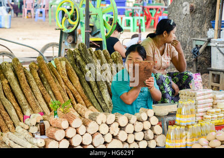 Unbekannte burmesischen Frau Tanaka, der traditionelle natürliche Gesicht Puder von Myanmar vorbereiten Stockfoto