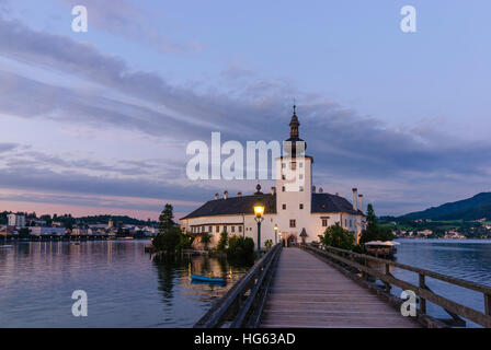 Gmunden: See - Schloss Ort in den Traunsee, hinter der Altstadt von Gmunden, Salzkammergut, Oberösterreich, Oberösterreich, Österreich Stockfoto