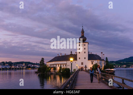 Gmunden: See - Schloss Ort in den Traunsee, hinter der Altstadt von Gmunden, Salzkammergut, Oberösterreich, Oberösterreich, Österreich Stockfoto