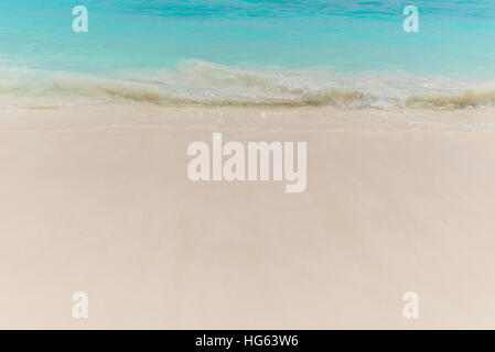 Weiche Welle des blauen Ozeans am Sandstrand. Stockfoto