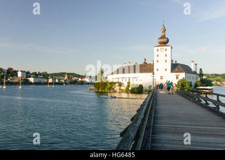 Gmunden: See - Schloss Ort in den Traunsee, hinter der Altstadt von Gmunden, Salzkammergut, Oberösterreich, Oberösterreich, Österreich Stockfoto